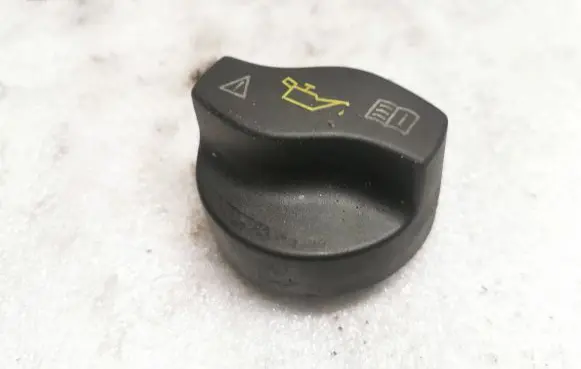 Mercedes-Benz B W246 W242 Oil filler cap A000101585