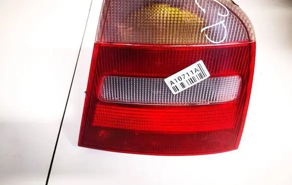 Skoda Octavia Mk1 (1U) Rear/tail lights 1u6945112 1u6945096