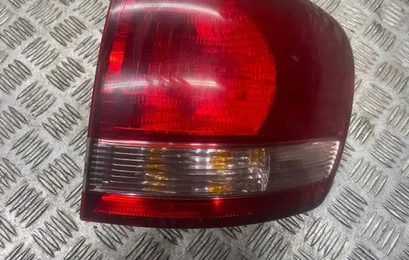 Toyota Avensis Verso Rear/tail lights E137652 WY21W
