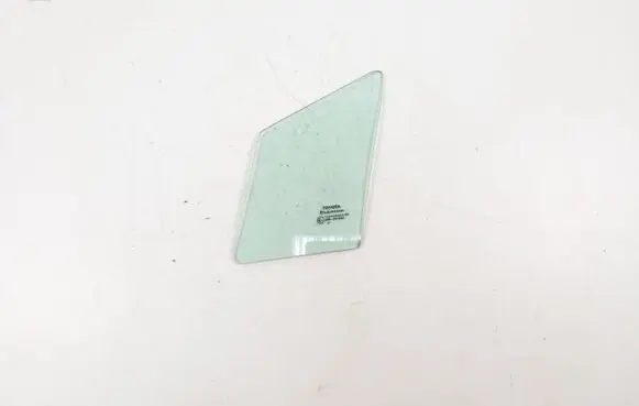 Toyota Avensis T270 Front door vent window glass four-door 
