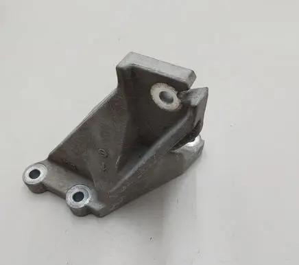 Nissan Leaf II (ZE1) Engine mounting bracket