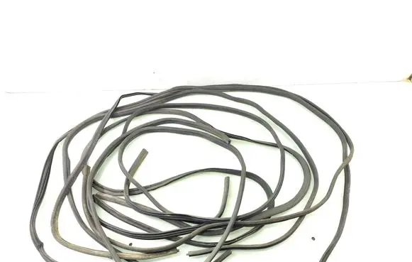 Renault Trafic III (X82) Rubber seal front coupe door 
