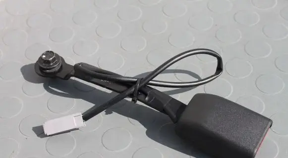 Mazda 3 III Front seatbelt buckle