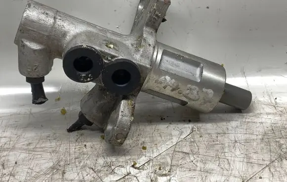 Audi A4 S4 B7 8E 8H Master brake cylinder