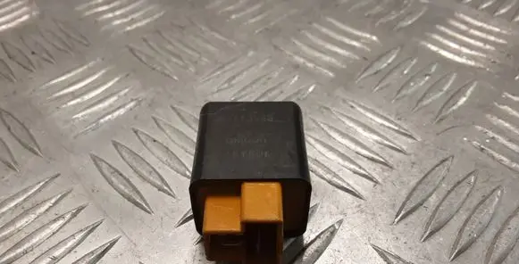 Mitsubishi Carisma Other relay M0113566