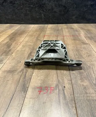 Opel Insignia B Engine mount bracket 84240118
