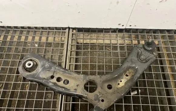 Volkswagen Jetta VII Front lower control arm/wishbone 5QM407151B YDC000
