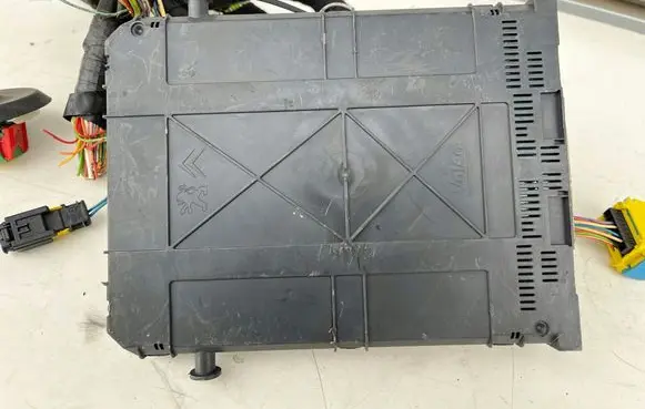Citroen C4 Grand Picasso Fuse module 9664983480