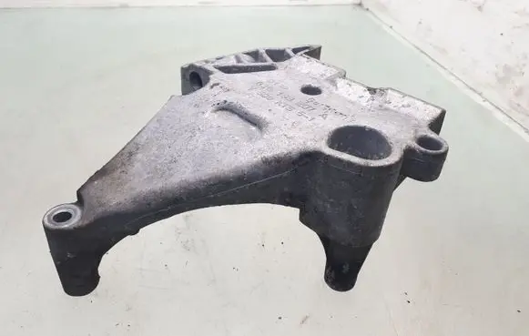 Volkswagen Golf V Engine mounting bracket 03G199207A