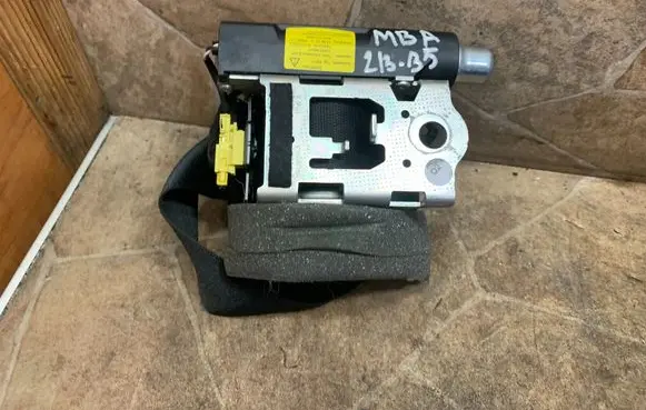 Mercedes-Benz CLS C218 X218 Rear seatbelt 33056785C