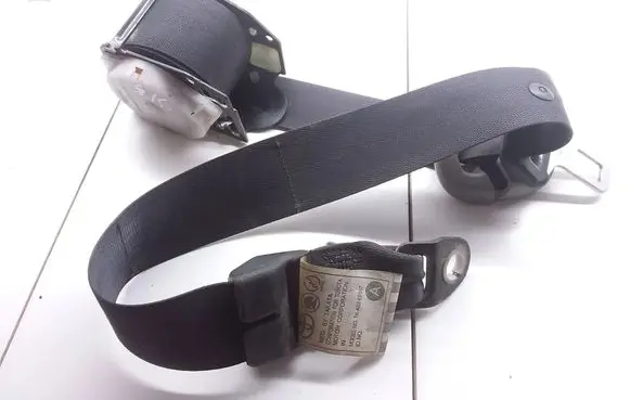 Toyota Avensis Verso Rear seatbelt E40431041