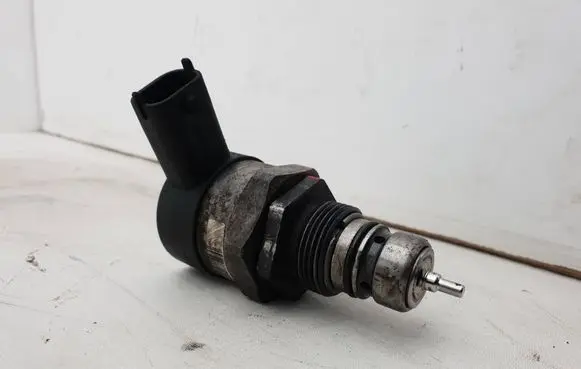 Volvo XC70 Fuel pressure regulator 30777576 25399190 0281002712