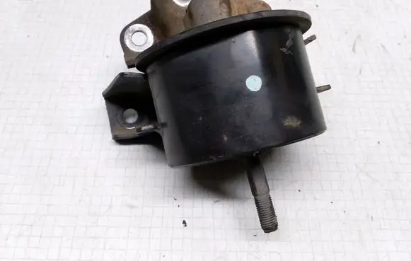 Nissan Primera Engine mount bracket