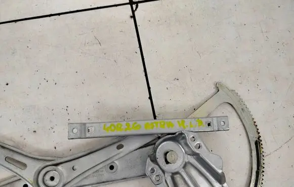 Opel Astra H Front door window regulator with motor 
