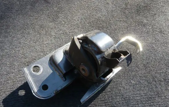 Toyota RAV 4 (XA40) Engine mount bracket
