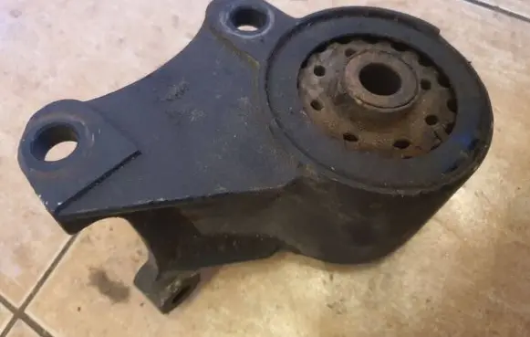 Volkswagen Transporter - Caravelle T4 Engine mount bracket 701399201