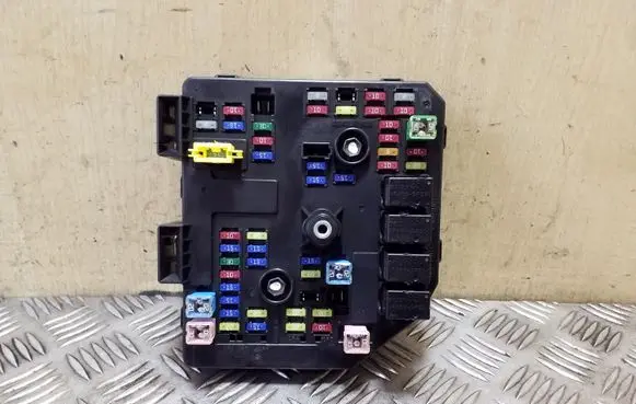 Chevrolet Captiva Fuse module 95381483