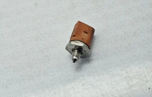 Volkswagen Golf VI Fuel pressure sensor 06J906051D