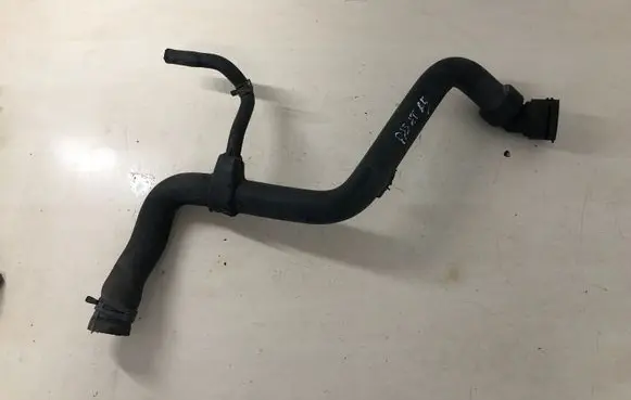 Volkswagen PASSAT B5 Engine coolant pipe/hose 8D0121101J
