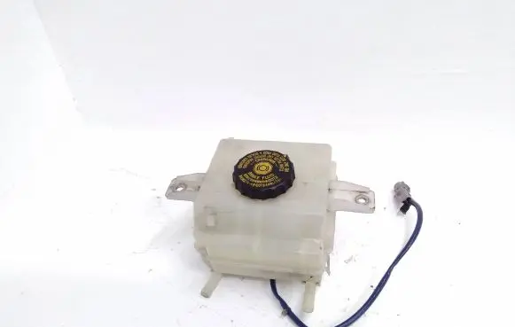 Lexus CT 200H Brake fluid reservoir 