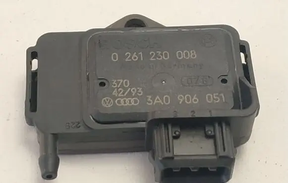 Volkswagen Golf III Air pressure sensor 0261230008 3A0906051