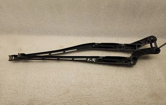 Front wiper blade arm