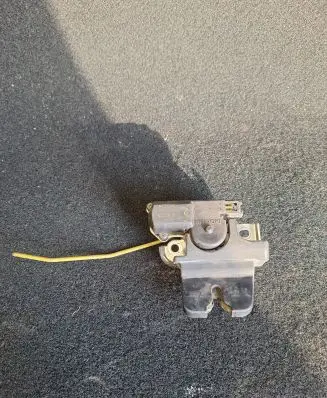 Lexus IS 200-300 Tailgate/trunk/boot lock/catch/latch 930701
