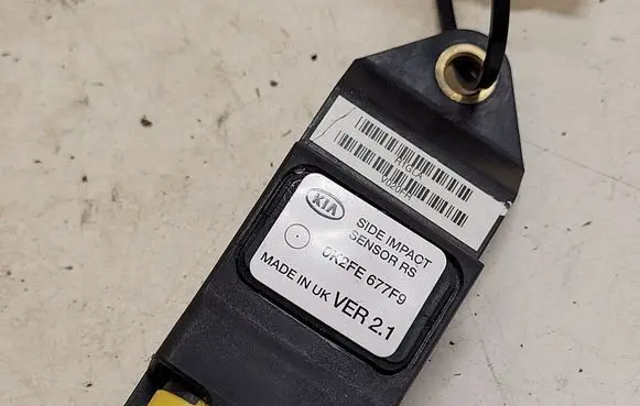 KIA Carens I Airbag deployment crash/impact sensor 0K2FE677F9