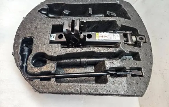 Jeep Grand Cherokee Tool set 68284639AB