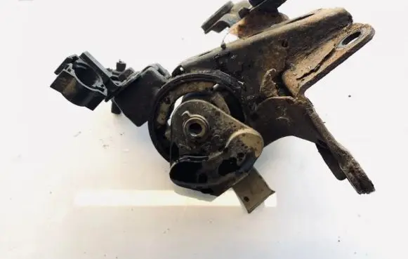Nissan X-Trail T30 Engine mount bracket