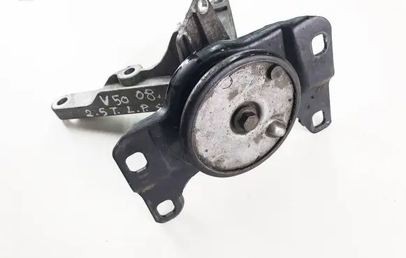 Engine mount vacuum valve