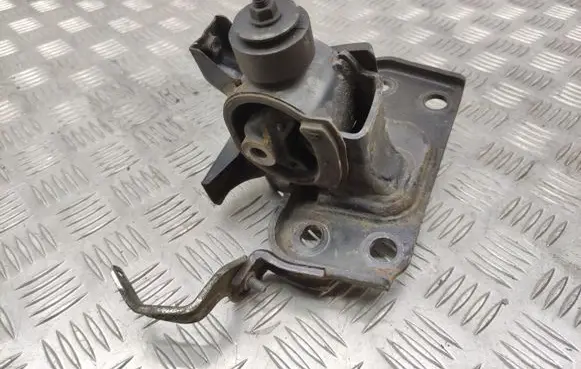 Toyota RAV 4 (XA30) Engine mount bracket