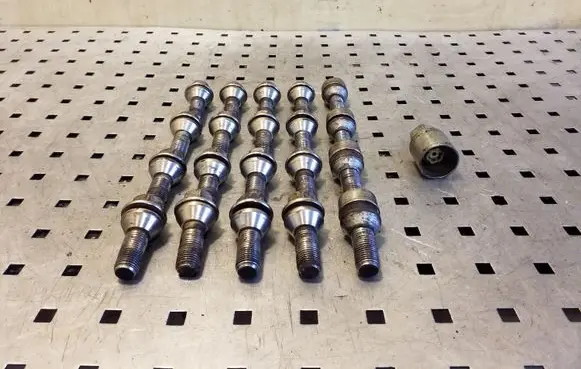 Volvo XC70 Nuts/bolts 