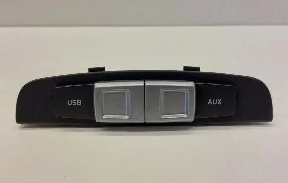 Seat Leon (1P) USB socket connector 1P0857563