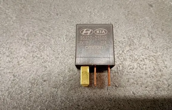 KIA Sportage Fuel pump relay 95220-2S000