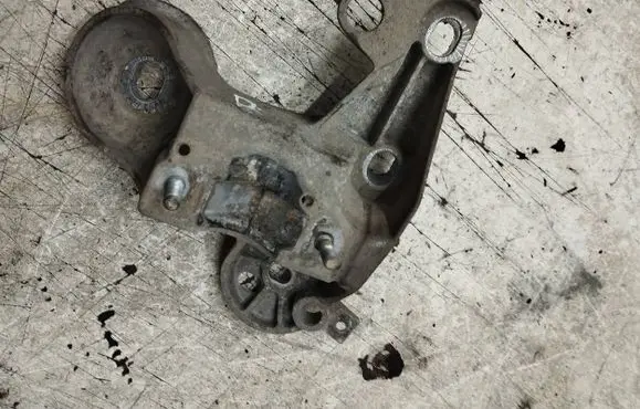Audi A4 S4 B6 8E 8H Engine mounting bracket 8E0199352F