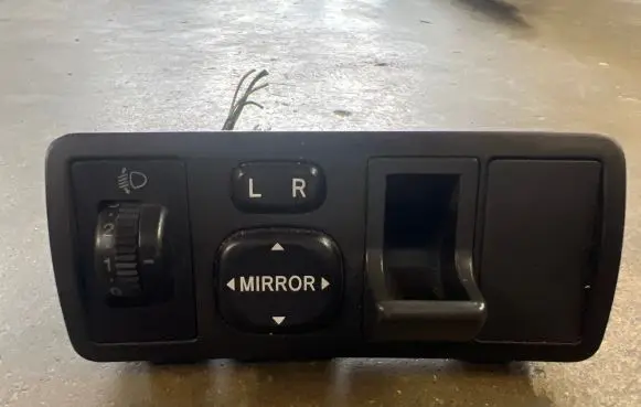 Toyota Corolla E120 E130 Wing mirror switch 183374
