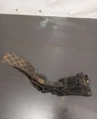 Accelerator throttle pedal