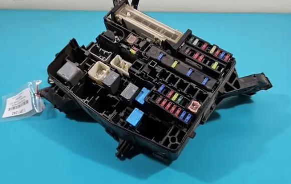 Toyota Avensis T270 Fuse box set 82111-05M50ET IMPRK1397243