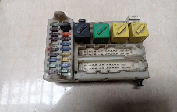 Ford Mondeo MK I Fuse module 93BG14A073EF