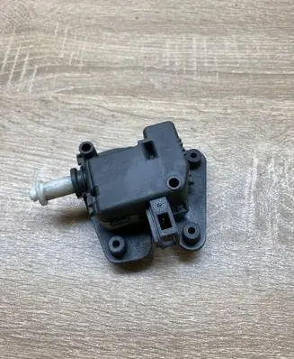 Audi A3 S3 8P Central locking motor 8E9827833