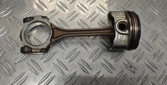 Toyota Yaris Piston with connecting rod 47020