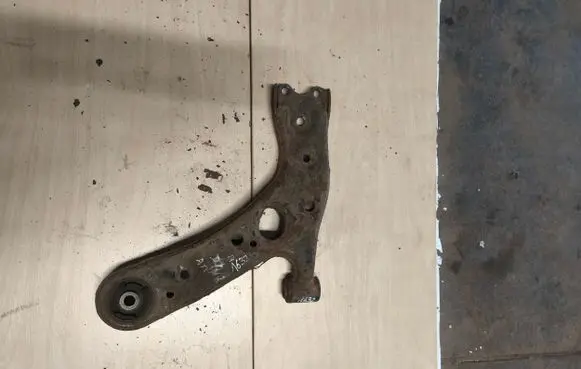 Toyota Avensis T270 Front lower control arm/wishbone