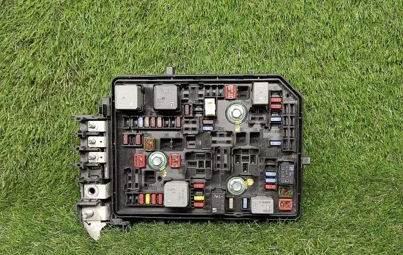Chevrolet Cruze II Fuse box set 39049710