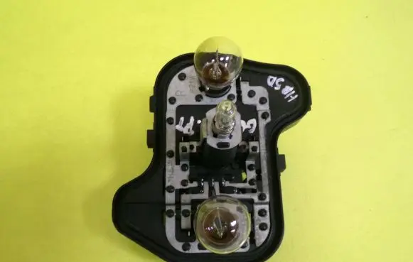Volkswagen Golf V Tail light bulb cover holder