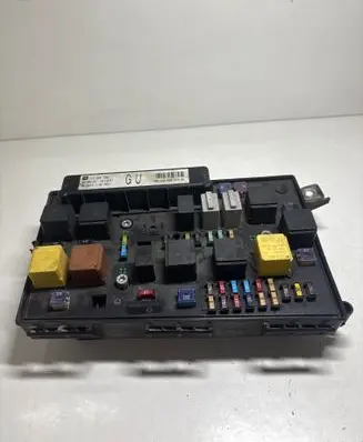 Opel Zafira B Fuse module 13206748