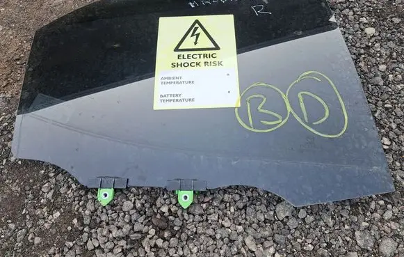 Mazda 2 Rear door window glass METR7678