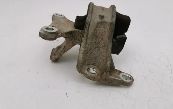 Honda CR-V Engine mount bracket