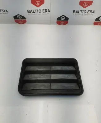 Quarter panel pressure vent
