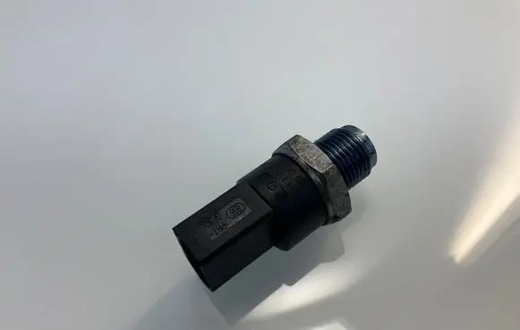 Mercedes-Benz CLS C219 Fuel pressure sensor A0041536728 RD0002